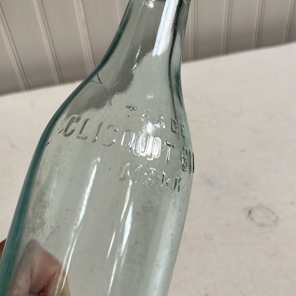 VINTAGE CLICQUOT CLUB TRADE MARK SODA BOTTLE Aqua Embossed Blue Green Glass - Picture 3 of 13